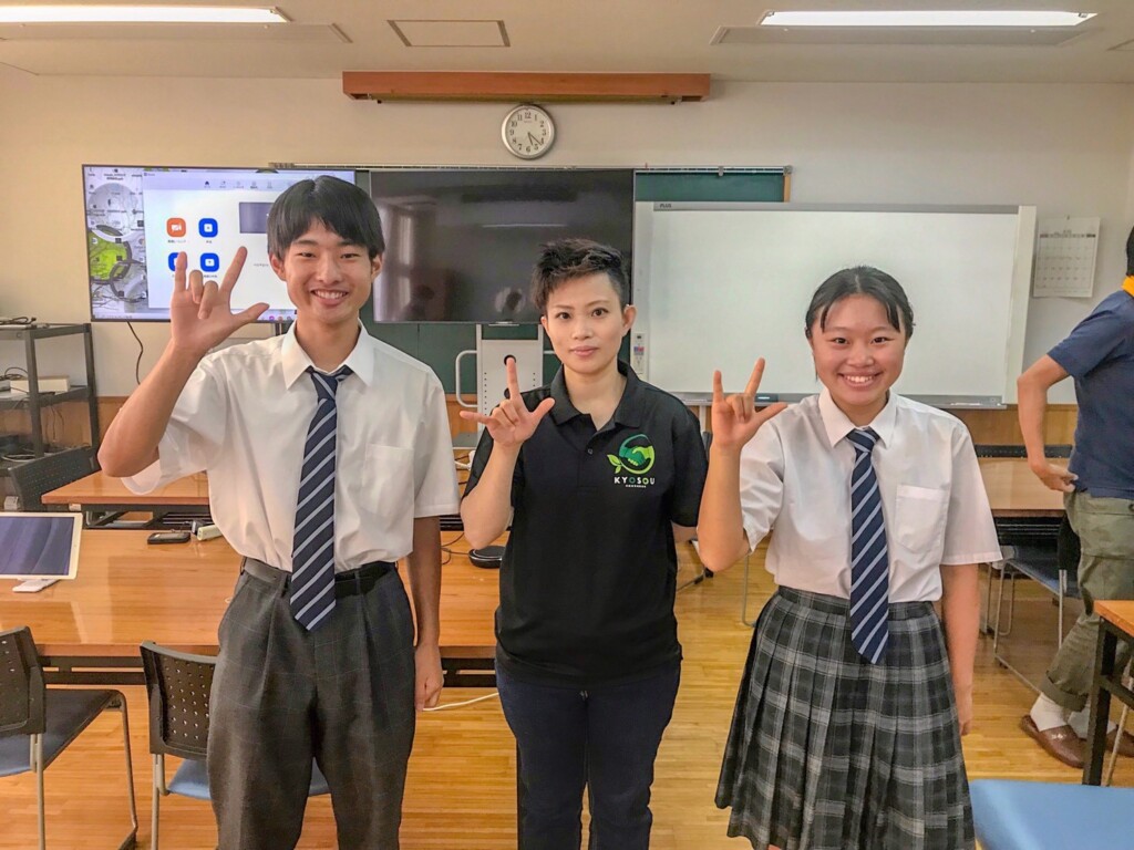 Photo of Hiratsuka Deaf School participants and Nasu-san
