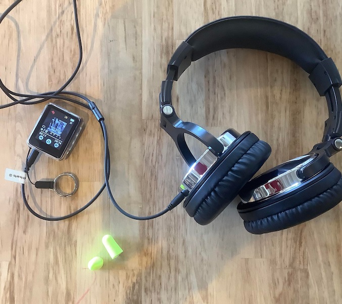 Photo of earplugs and headphones for pseudo-hearing loss